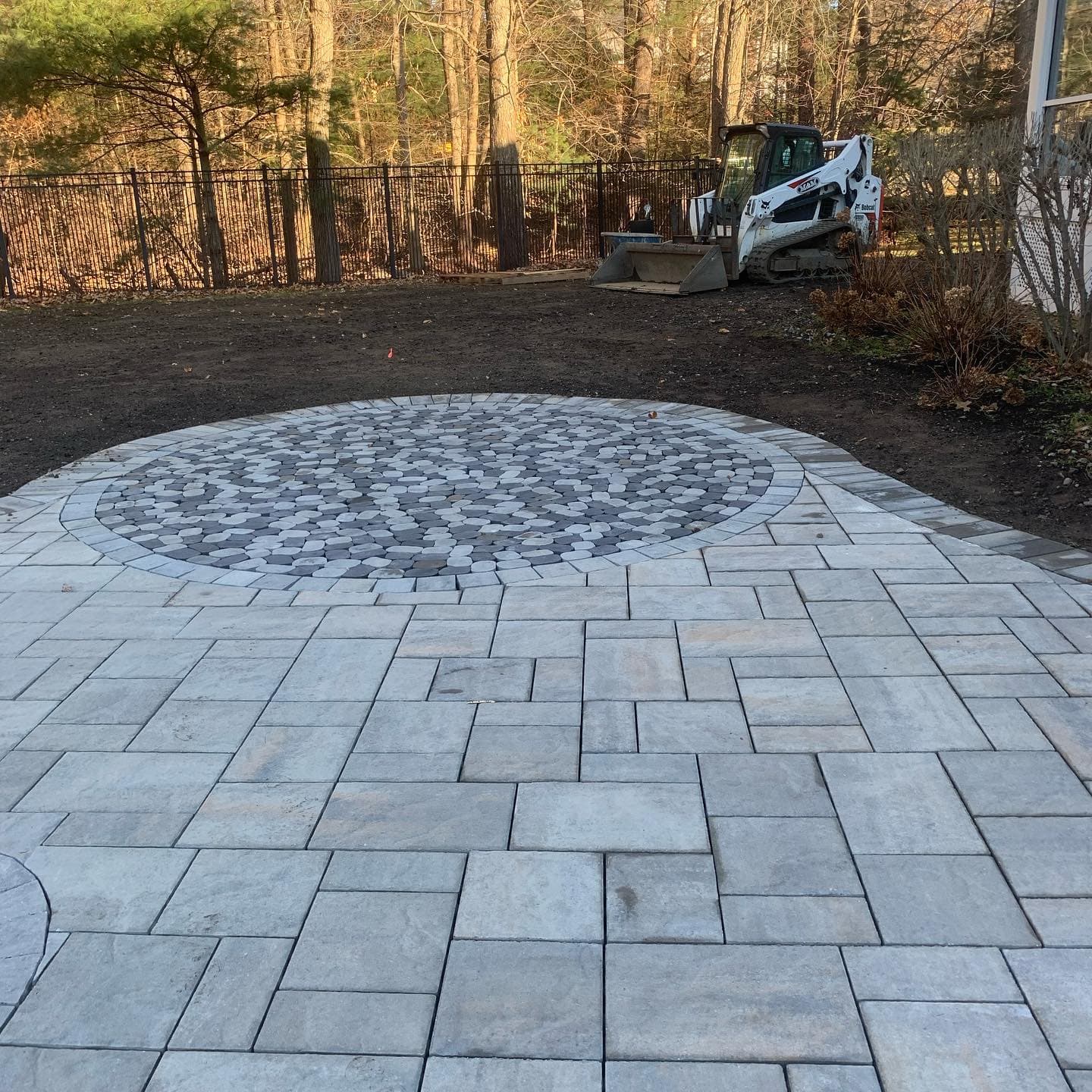Paver patio with circle inlay