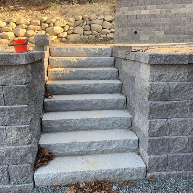 Block steps between two retaining walls